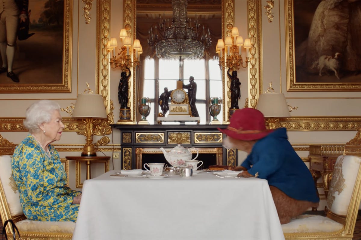 Elisabetta II a tavola nel viveo del recente Giubileo dei 70 anni di regno Addio ad Elisabetta II, la regina che amava la cucina itaiana